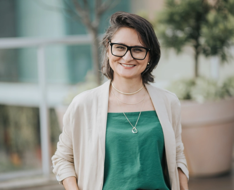 Especialista Juliana Cesca realizando processo de regularização de obra.